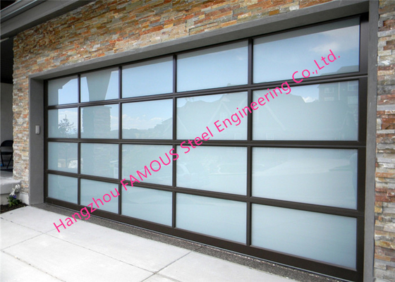 Puerta de garaje con vista completa de aluminio aislado con motor