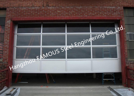 Puerta de garaje con vista completa de aluminio aislado con motor