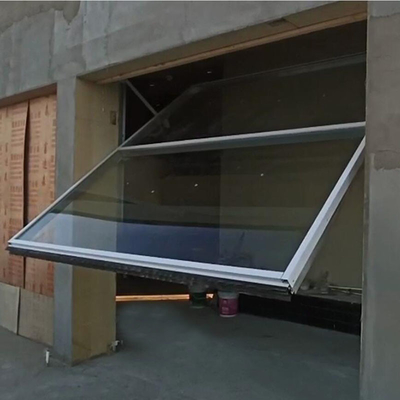 Puerta de vidrio endurecida inclinada hacia arriba