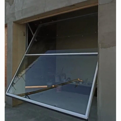 Puerta de vidrio endurecida inclinada hacia arriba
